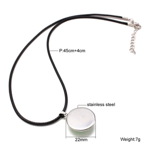 Pendente circolare in acciaio inossidabile da 22mm su collana a cordoncino nero con misure