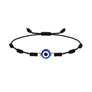 Pulsera de ojo turco trenzada a mano con cuenta azul y detalles dorados en fondo blanco
