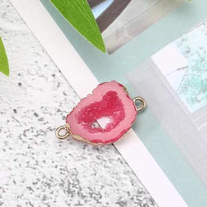 Detail van roze druzy agaat hartconnector met gouden rand voor DIY-sieraden maken