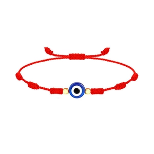Pulsera de cuerda roja tejida con ojo turco azul y detalles dorados en fondo blanco