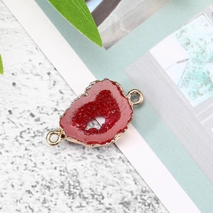 Detail van donkerrode druzy hars hanger met goudkleurige randen voor DIY sieraden maken