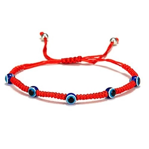 Detalle de pulsera de cordón trenzado rojo con cinco cuentas azules de ojo turco y plata