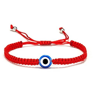Detalle de la pulsera roja del Mal de Ojo con cuentas de metal plateadas ajustables