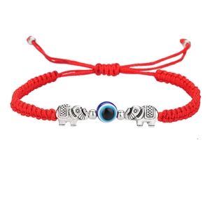 Pulsera trenzada roja con dijes de elefantes plateados y perla protectora de ojo turco