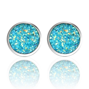 Detailansicht der silbernen Edelstahl-Ohrstecker mit blauen Kristall-Druzy und Glitzereffekt