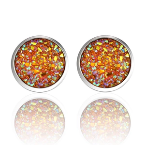 Details von runden Edelstahl-Ohrsteckern mit schimmernden orangefarbenen Druzy-Kristallen