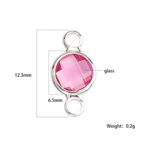 Gedetailleerde weergave van roze glazen geboortesteen hanger met zilveren rand voor sieraden