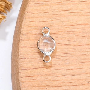 Macro-opname van 6mm kristallen geboortesteen hanger met zilveren dubbele lussen