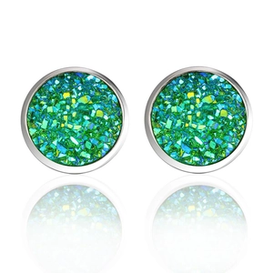 Makroaufnahme von silbernen Ohrsteckern mit grünem und blauem Druzy-Glitzer-Inlay
