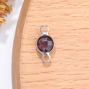 Macro-opname van 6mm paarse geboortesteen-connector in zilveren zetting voor sieraden