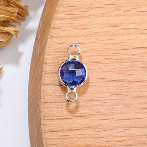 Macrodetail van een donkerblauwe geboortesteen-connector met zilveren frame voor DIY-sieraden