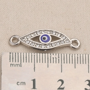 Nahaufnahme des Evil Eye Schmuckverbinders mit Strasssteinen, 2,6 cm lang auf Lineal
