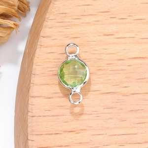 Macro-opname van 6mm groene geboortesteen connector met verzilverde rand voor DIY sieraden