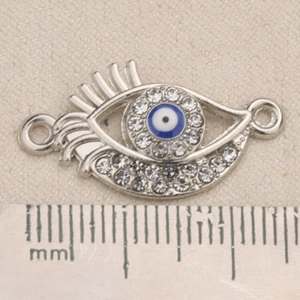 Silberner Evil Eye Verbinder mit Strass und Lineal zeigt das Detail der 32mm Größe