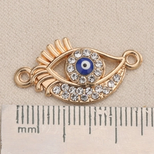 Makroaufnahme von Evil Eye Anhänger mit Kristallen und Goldlegierung für DIY-Schmuck