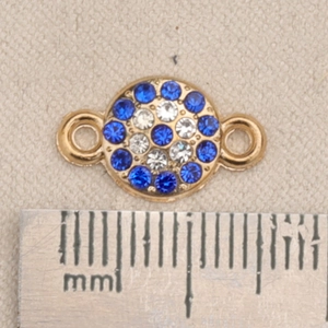 Makrofoto des 15mm Gold-Verbinders mit blauen Strasssteinen und seitlichen Ösen