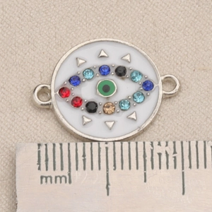 Makroaufnahme des 18mm Evil Eye Anhängers mit bunten Steinen und silbernen Doppelschlaufen