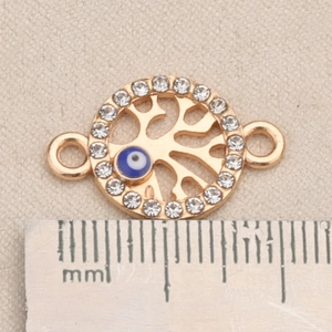 Detailansicht 20mm goldener Lebensbaum Anhänger mit blauem Auge und funkelnden Steinen