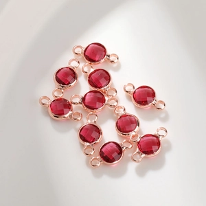 Detail van 12 kleuren 6 mm geboortesteen hangers met donkerrode kristallen voor DIY-sieraden