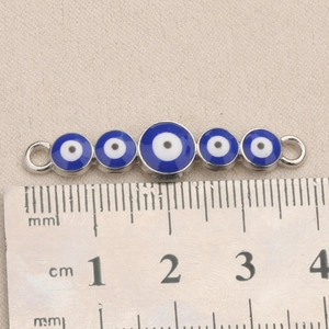 Detailansicht des Evil Eye Schmuckverbinders mit Lineal zur Längenmessung von 3,5 cm