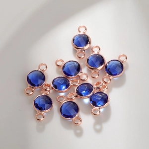 Detail van 6mm donkerblauwe geboortesteen hangers met roségouden koperen zetting voor sieraden