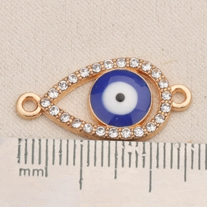 Nahaufnahme von Evil Eye Charm in Tropfenform mit blauen Emaille- und Strasssteinen für DIY