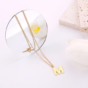Collana dorata in acciaio inossidabile con ciondolo lettera M e dettaglio fulmine