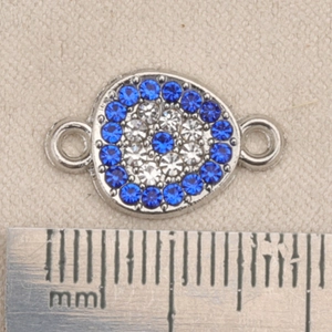 Makro-Detail des bösen Blicks Anhänger mit blau-weißen Kristallen für DIY-Schmuck