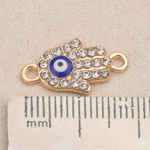 Detaillierte Hamsa-Hand-Verbinder mit bösem Blick und Strasssteinen auf dem Lineal