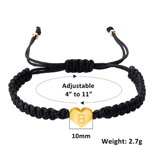 Dettaglio di un bracciale intrecciato nero regolabile con cuore dorato 10mm e lettera B incisa