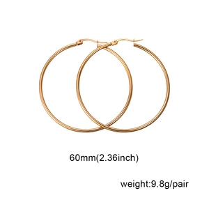 Dettaglio di orecchini a cerchio da 60 mm in acciaio inossidabile oro rosa con misure