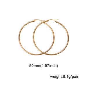 Dettaglio del diametro di 50mm e peso di 8,1g degli orecchini a cerchio geometrici oro