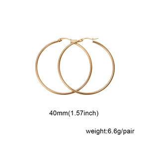 Dettaglio di orecchini a cerchio in acciaio inox oro rosa 40mm da 6,6g