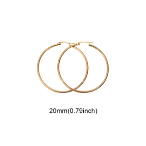 Dettaglio degli orecchini a cerchio in acciaio inox oro rosa 20 mm con chiusura