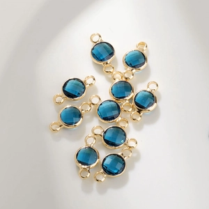 Detailweergave van 12-kleuren 6mm donkerblauwe geboortesteen hangers met dubbele lus voor DIY sieraden