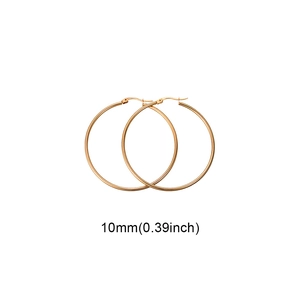 Dettaglio di orecchini a cerchio geometrici da 10mm in oro rosa con finitura lucida