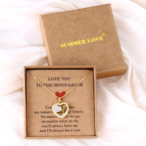 Makro-Detail der Gold-Herz-Halskette mit Muschel-Inlay und Zirkonia in einer Geschenkbox