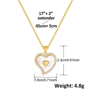 Detail der Gold-Herz-Halskette mit Zirkonia-Akzenten und Perlmutt-Inlay auf feiner Kette