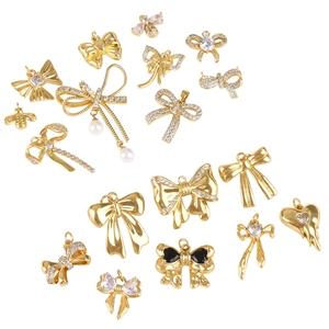Détail de pendentifs nœuds dorés avec zircons et perles pour la création de bijoux DIY