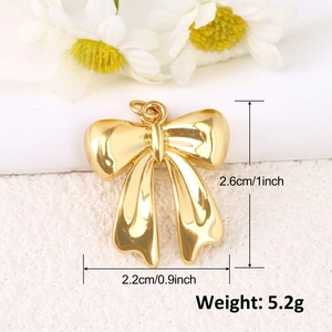 Détails des dimensions du pendentif nœud doré: hauteur 2,6 cm et largeur 2,2 cm