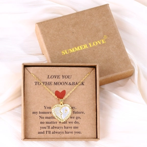 Goldene Herz-Halskette mit Zirkonia und Muschel-Anhänger in einer edlen Geschenkbox