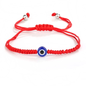 Detail van handgemaakte rode Evil Eye armband met verstelbare geweven koordjes