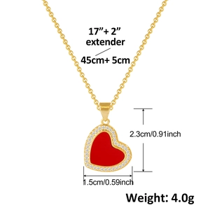 Nahaufnahme der goldenen Herz-Halskette mit rotem Emaille und Zirkonia-Verzierung
