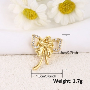 Détail du pendentif nœud doré avec zircons et dimensions précises de 1,8 cm x 1,6 cm