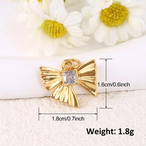 Détail d'un pendentif nœud doré avec zircon affichant les dimensions du bijou