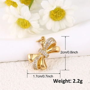 Détail du pendentif nœud doré avec zircons blancs et dimensions de 2cm par 1,7cm