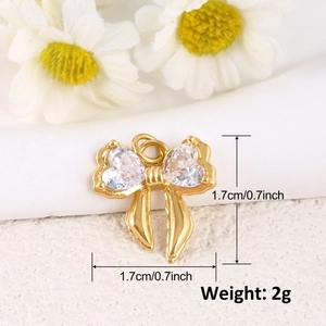 Détail d'un pendentif nœud plaqué or avec zircon en forme de cœur et dimensions incluses