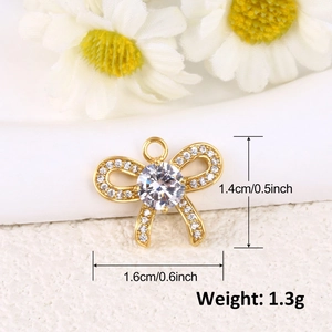 Vue détaillée du pendentif nœud plaqué or avec zircons blancs, 1,6 cm x 1,4 cm