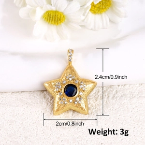 Vista macro di ciondolo a stella dorata con gemma blu e dimensioni 2,4cm per 2cm