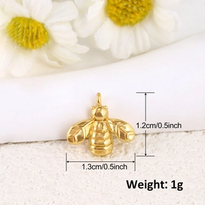 Macro d'un pendentif abeille plaqué or 18k avec dimensions et ailes évidées